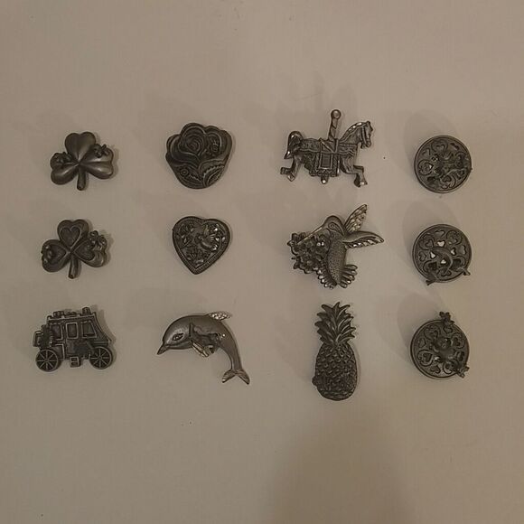 LADIES ASSORTED BRASS PINS AND BROOCHES. LOT#1 - Picture 1 of 5